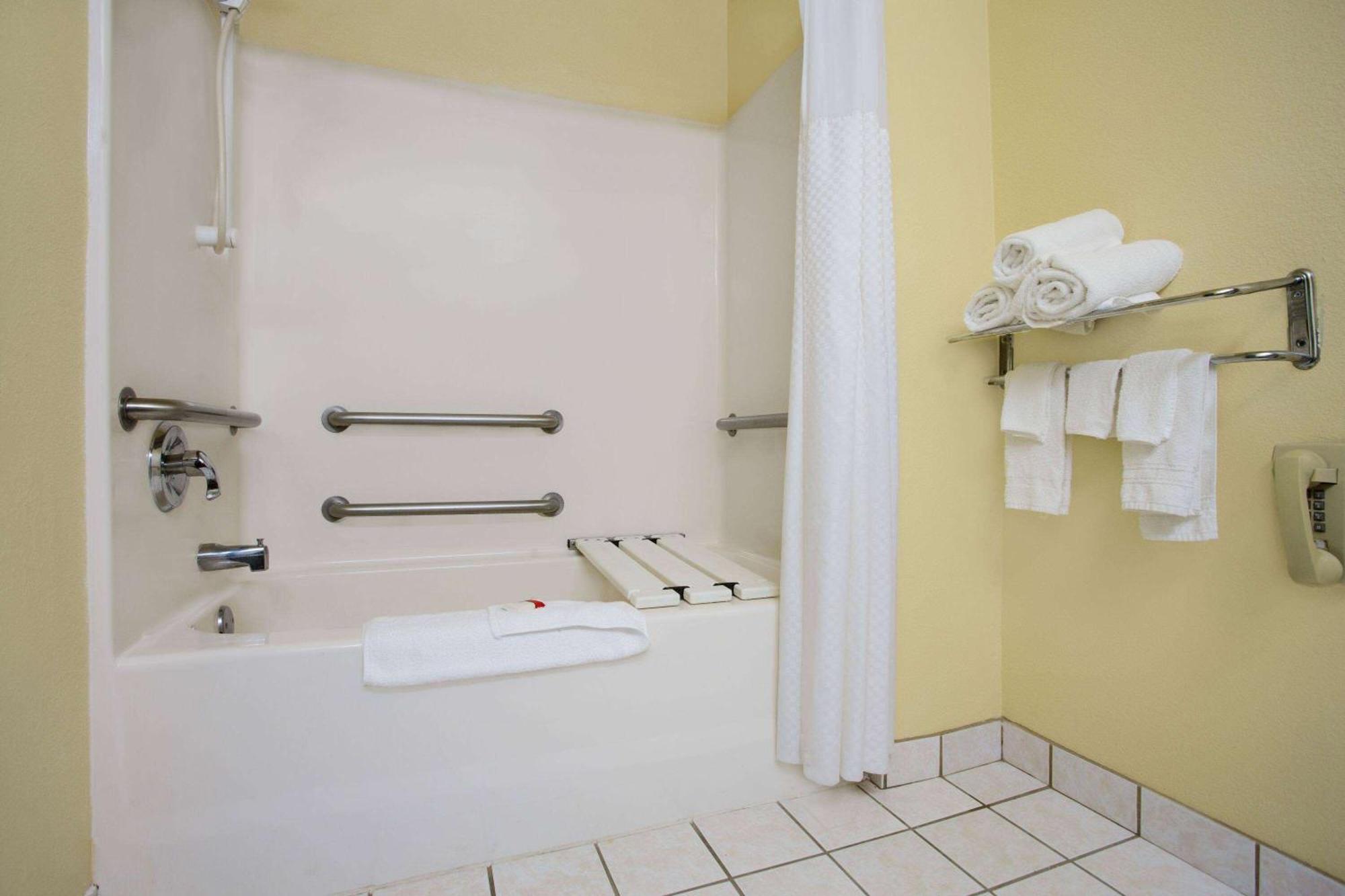 Super 8 By Wyndham Lynchburg Va Hotel Exterior photo